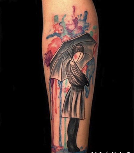 手臂抽象风格的彩色女性与雨伞纹身图案