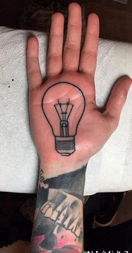 手掌心上的电灯泡纹身图案