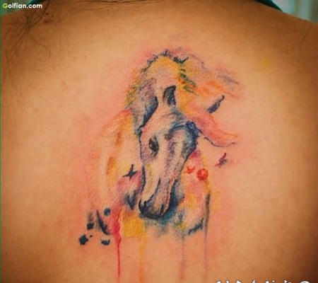 背部抽象风格的彩色马纹身图案