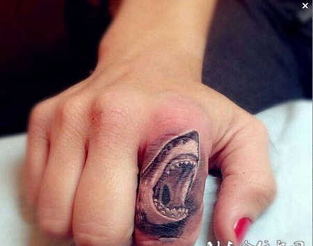 巨口大开，手指个性鲨鱼纹身图案