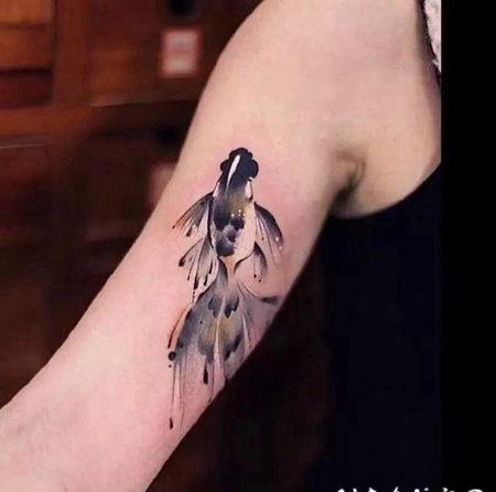 大臂内侧抽象的金鱼纹身图案