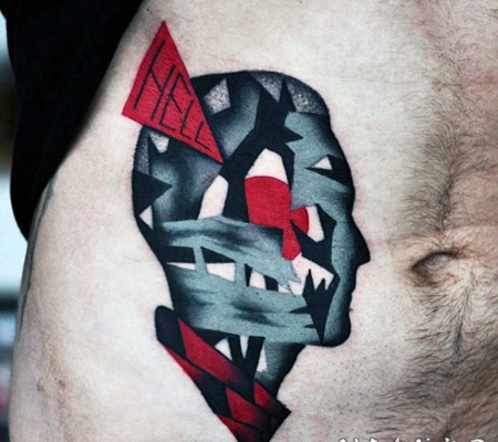 腹部抽象风格的彩色神秘男子纹身图案