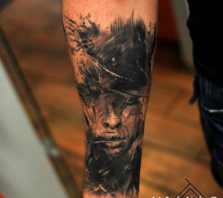 抽象风格黑色女性脸与乌鸦手臂纹身图案