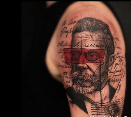 大臂抽象风格的彩色男性肖像和字母纹身图案