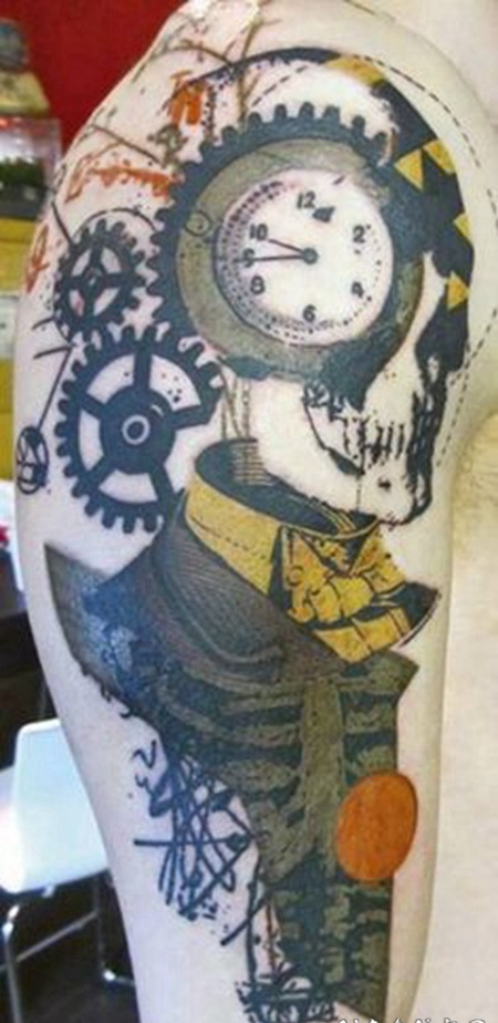 大臂抽象风格的彩色时钟和机械纹身图案