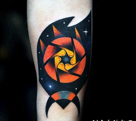 手臂抽象风格的彩色神秘装饰纹身图案