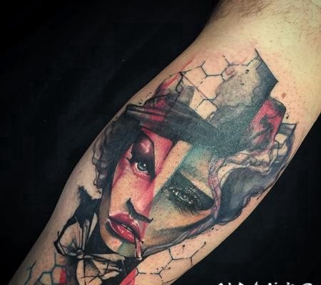 小腿抽象风格的彩色女人纹身图案