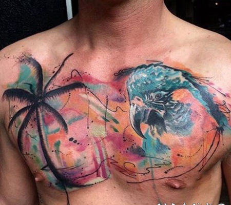 胸部彩色的棕榈树与鹦鹉纹身图案