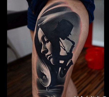 大腿黑白写实女生肖像和男子剪影纹身图案