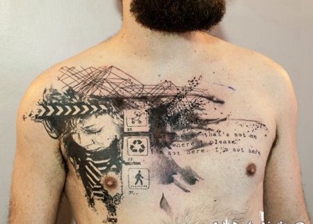 胸部黑色的各种符号与女性字母纹身图案