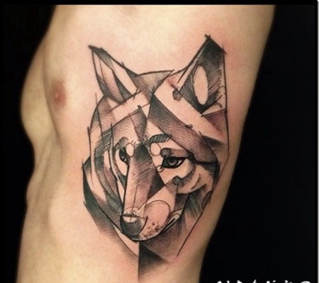 侧肋抽象风格的黑色狼头纹身图案