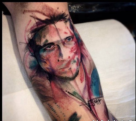 手臂抽象风格的彩色男子肖像纹身图案