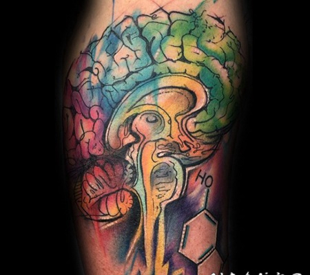 大臂彩色抽象风格的肩人脑与化学符号纹身图案