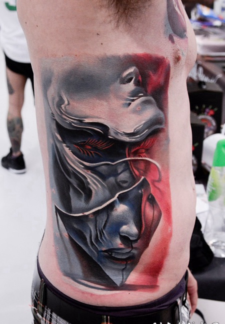 侧肋抽象风格的彩色神秘女人脸纹身图案