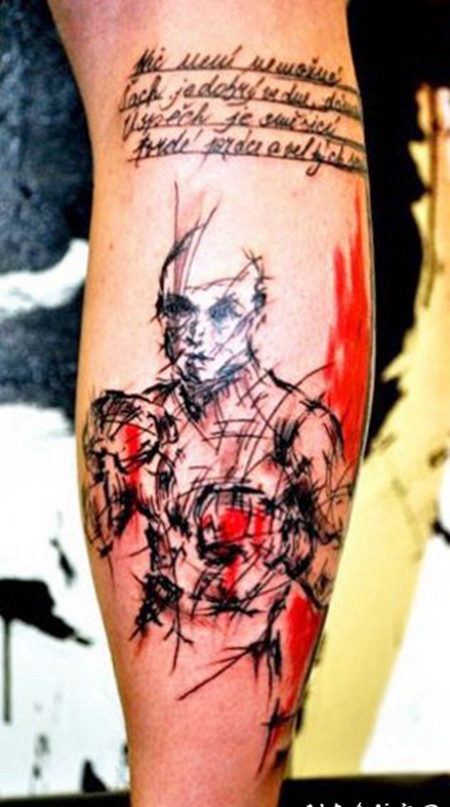 小腿彩色纹身的拳击手和字母纹身图案