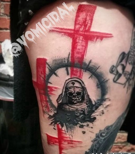 大腿抽象风格的骷髅与红色十字架纹身图案