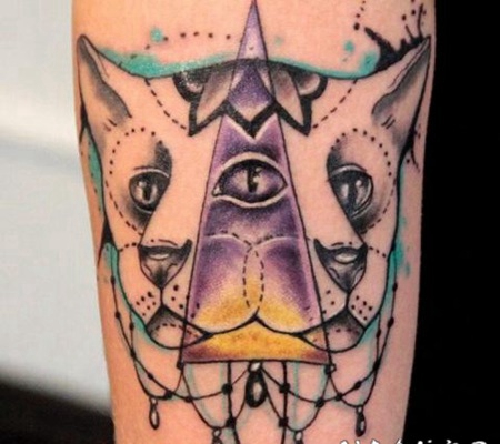 手臂抽象风格的彩色神秘猫与三角形纹身图案