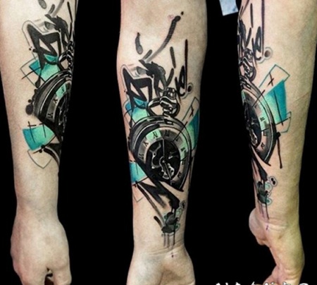 小臂抽象风格的彩色大钟与涂鸦纹身图案