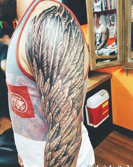 男性帅气的手臂上的天使翅膀纹身图案