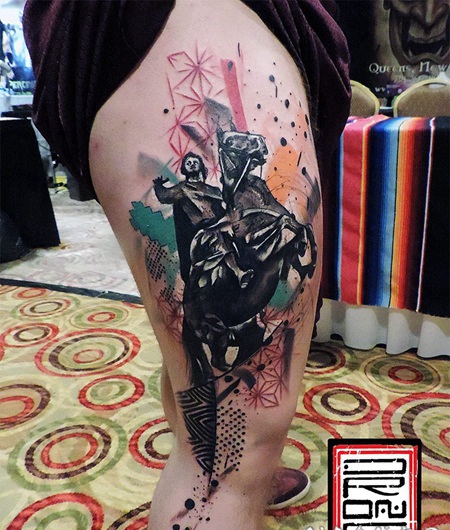 大腿抽象风格的彩色雕像与饰品纹身图案