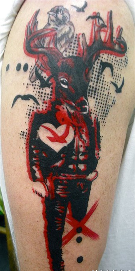 手臂抽象风格的彩色鸟类和小鹿纹身图案