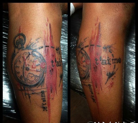 小腿彩色的字母和时钟纹身图案