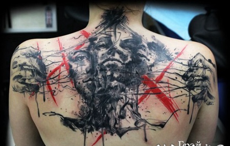 背部抽象风格的彩色人像和树纹身图案