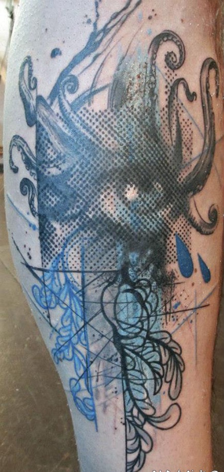 小腿抽象风格的彩色女人与树叶纹身图案