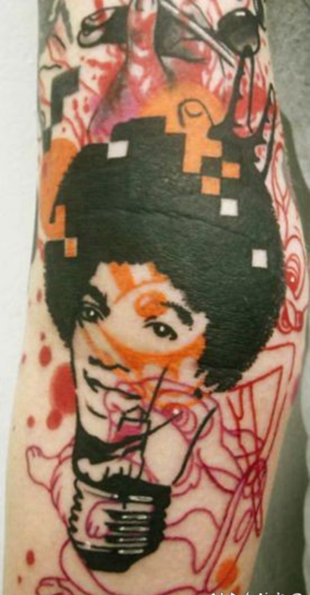 手臂抽象风格的著名歌手彩色纹身图案