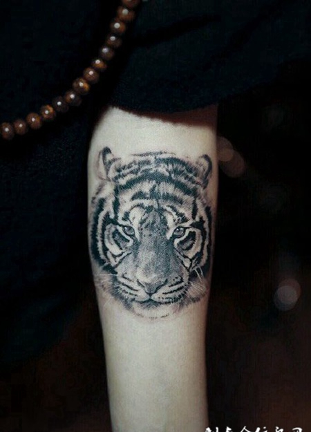 手臂上霸气的虎头纹身图案