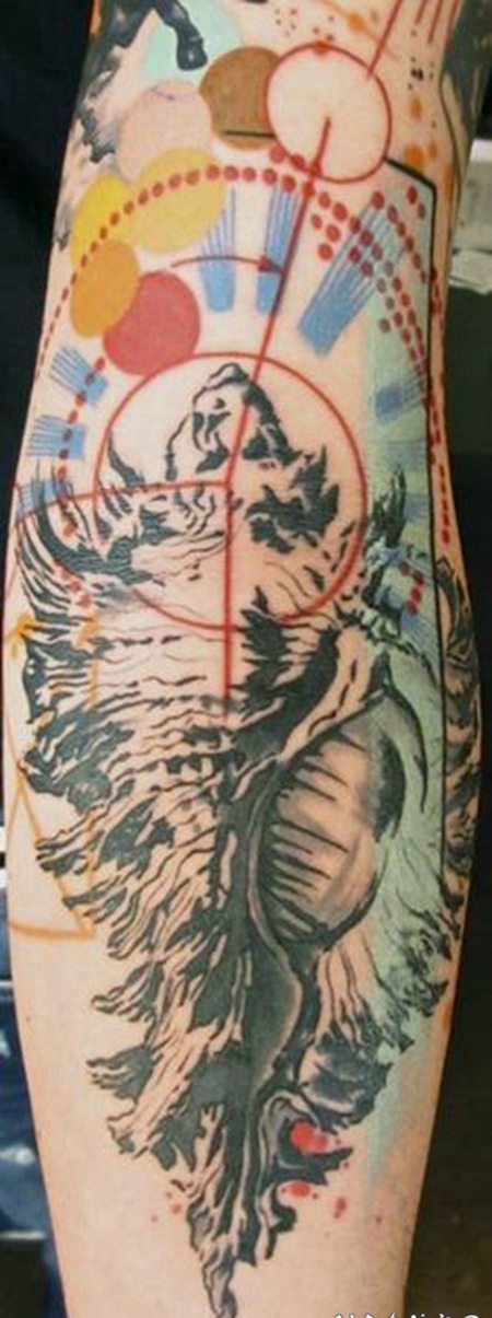 手臂抽象风格的彩色山脉与几何图形纹身图案