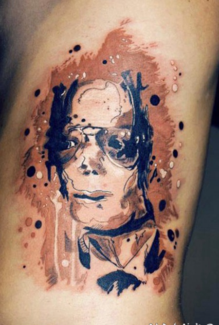 手臂抽象风格的彩色迈克尔杰克逊肖像纹身图案