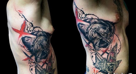 侧肋抽象风格的彩色怪物与纸船纹身图案