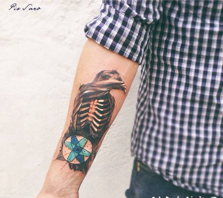 小臂抽象风格的彩色神秘人类骨骼纹身图案