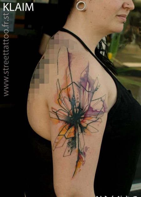 手臂抽象风格的彩色花形饰品纹身图案