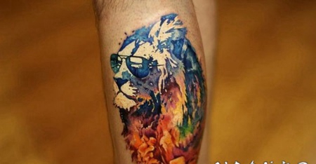 小腿抽象风格彩色狮子与太阳镜纹身图案