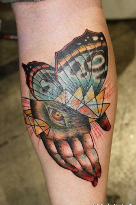 小腿抽象风格的彩色蝴蝶翅膀和眼睛手纹身图案