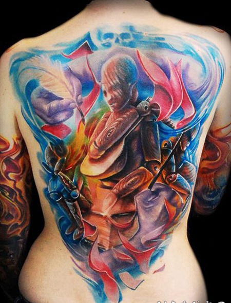 背部抽象风格的彩色神秘人像与羽毛纹身图案