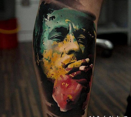 小腿抽象风格彩色的吸烟男子肖像纹身图案