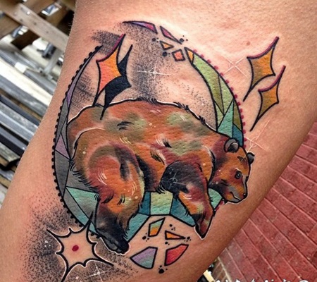 抽象风格的彩色熊与星星纹身图案