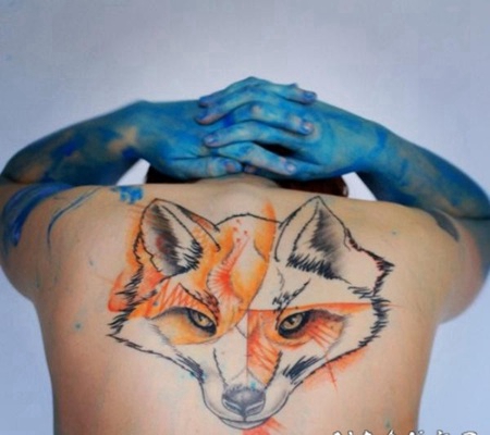 背部抽象风格的彩色狐狸头纹身图案