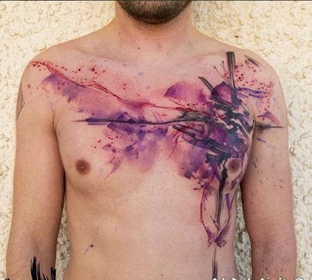 胸部抽象风格的彩色神秘装饰纹身图案