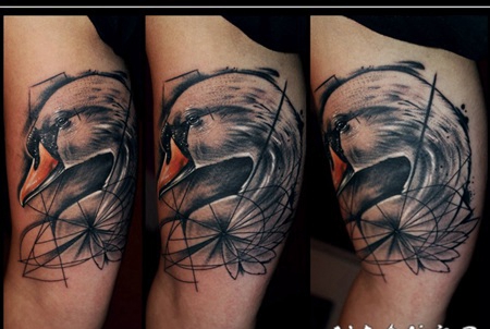 大臂彩色的大天鹅纹身图案