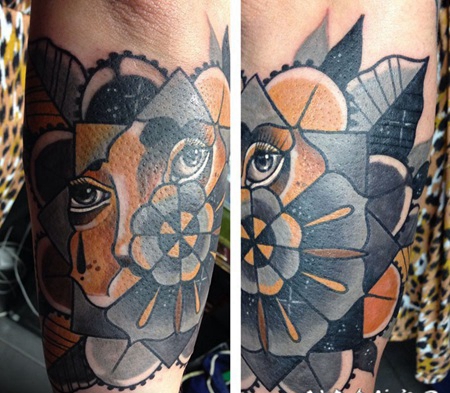 手臂抽象风格的彩色几何花朵和眼睛纹身图案