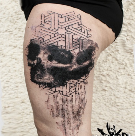 大腿抽象风格黑色骷髅与饰品纹身图案