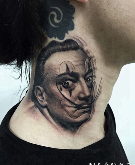 跨界大师，颈部鬼才达利写实肖像纹身