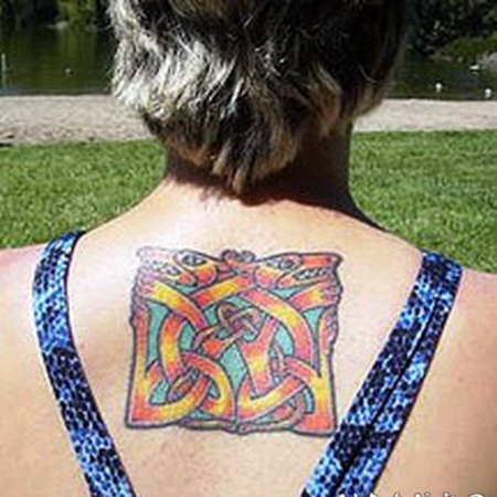 背部抽象的方形凯尔特结纹身图案