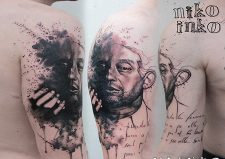 手臂黑色的男性肖像和字母纹身图案