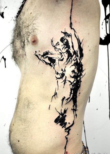 侧肋抽象风格黑色裸女纹身图案
