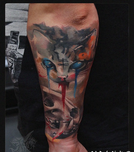 小臂抽象风格彩色的猫与猫头骨纹身图案
